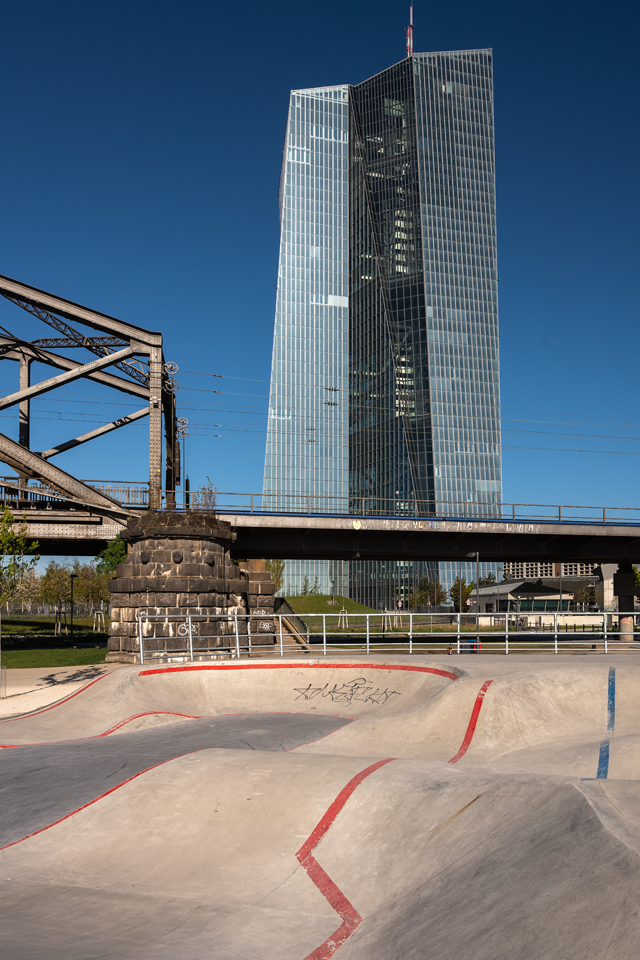 Die Schönheit der EZB: Skaterpark, Frankfurt/Main, April 2021