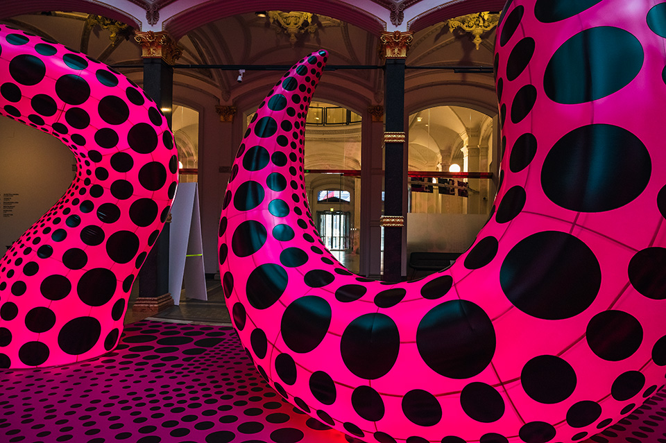 Yayoi Kusama: "A Bouquet of Love I Saw in the Universe" Installation Gropius Bau Berlin, Juni 2021