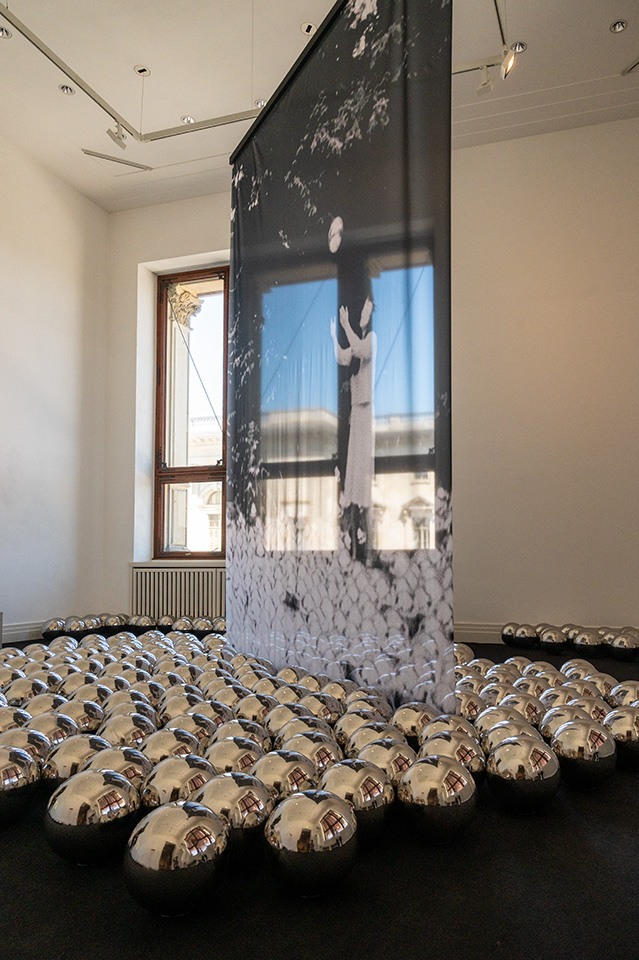 Yayoi Kusama, "Narcissus Garden" 1966 (Rekonstruktion), Gropius Bau Berlin, Juni 2021