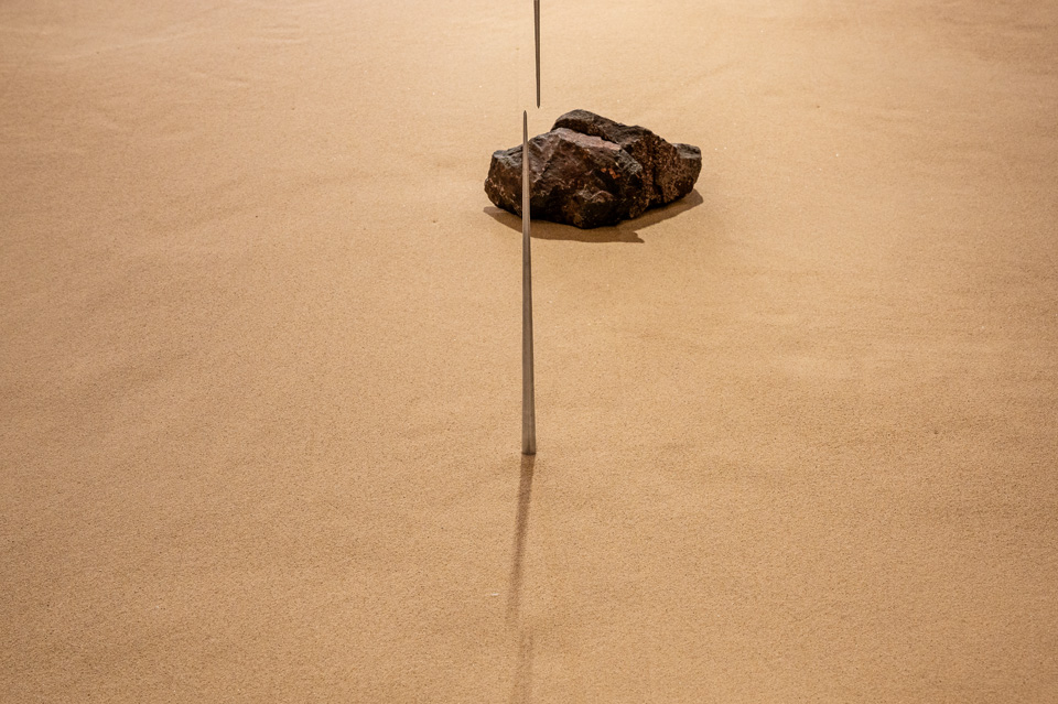 Detail: Sand, Metallstäbe und Stein, Museum Wiesbaden, Juli 2022
